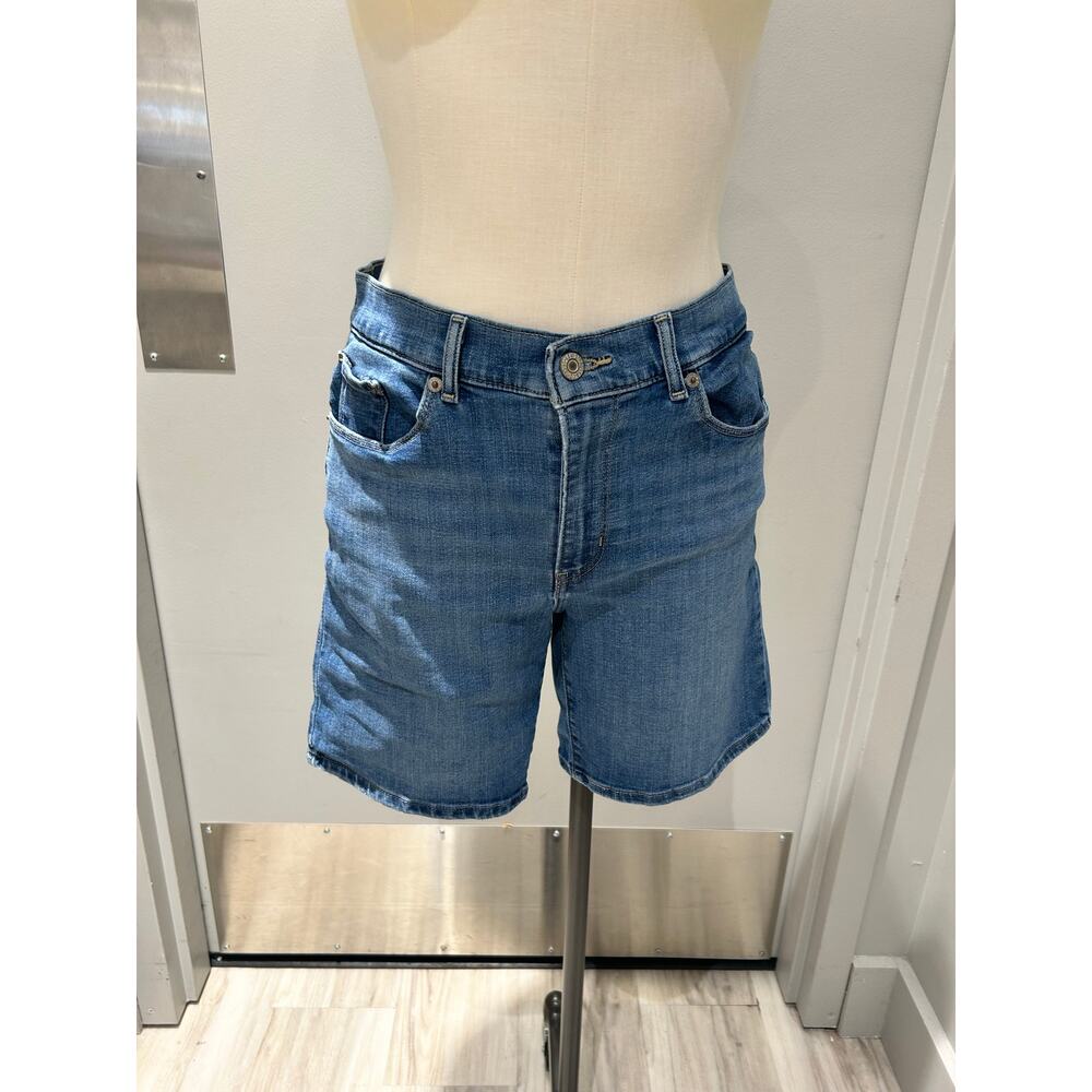 Levi’s Classic Light Wash Denim Shorts – Size 28 (US 6)